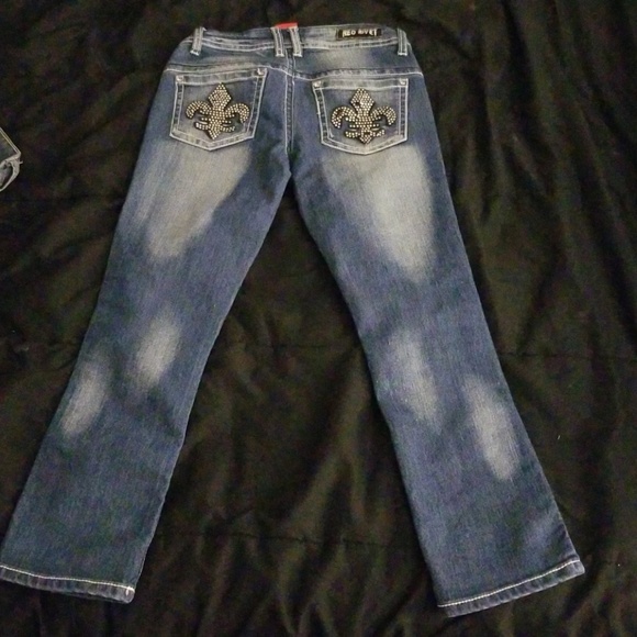 Red Rivet Jean Capris - Picture 5 of 8